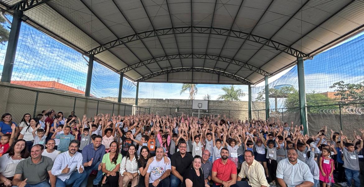 Vereadores acompanham entrega de materiais escolares ao lado do prefeito Trevisan, primeira-dama Maria Clara, vice-prefeito Cleber e sua esposa Karine