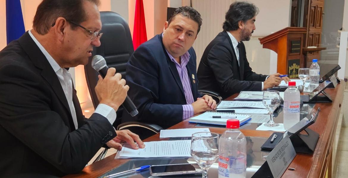 Mesa diretora: vice-presidente Dr. Reginaldo, presidente Dr. Talhys e 1º secretário Kiko Bonfim