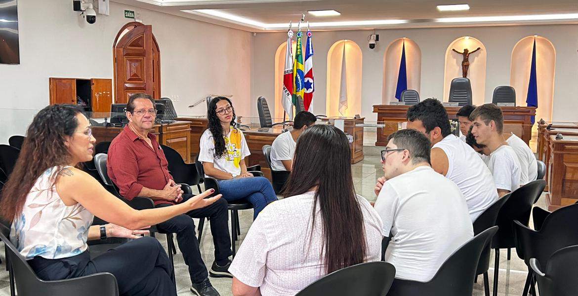 Vereadores Dr. Reginaldo e Sgto. Edna conduziram a visita com os alunos