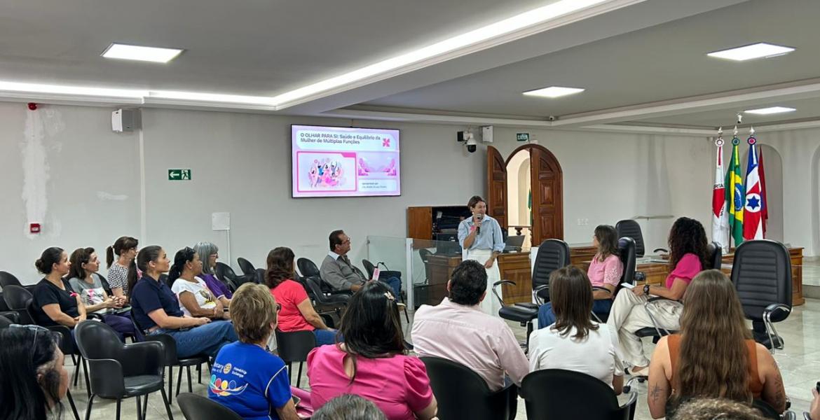 O bate-papo foi conduzido pela médica Dra. Mirelle Sousa Oliveira e a professora Cleusa Bisinoto