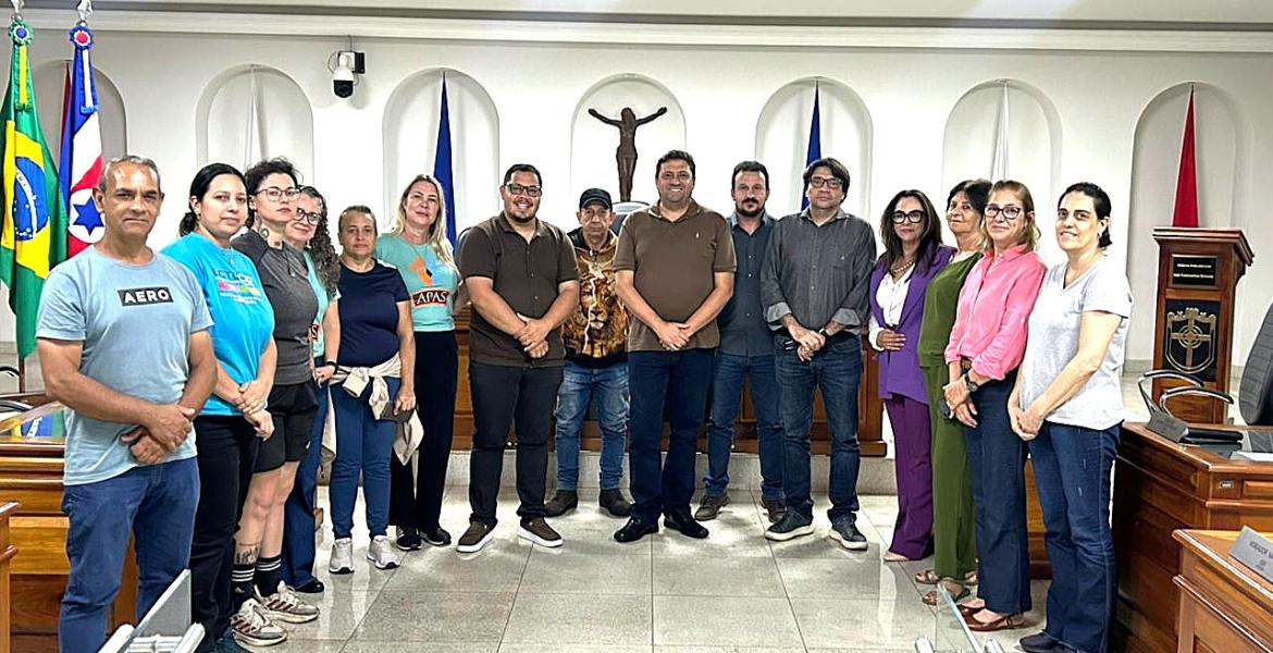 Na foto: representantes do Legislativo, Executivo, COMBEA, APAS e cuidadores voluntários independentes