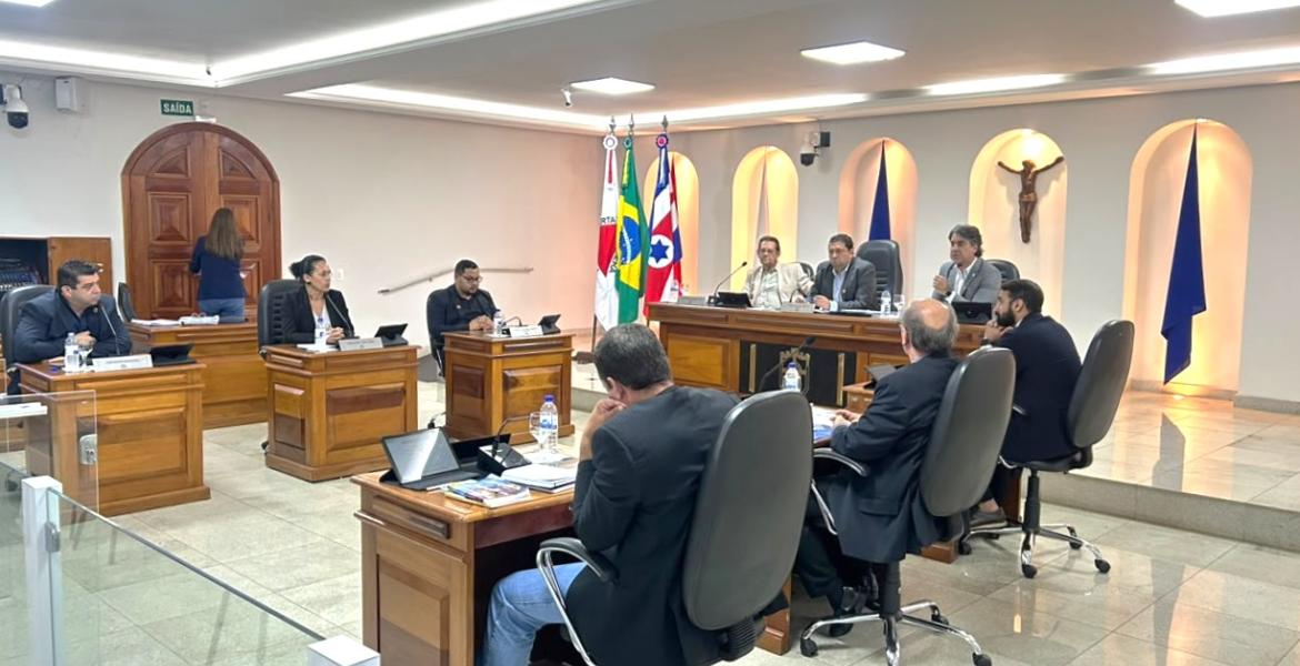 Uma reunião extraordinária acontece fora do calendário regular de sessões da Casa para debater assuntos urgentes e relevantes