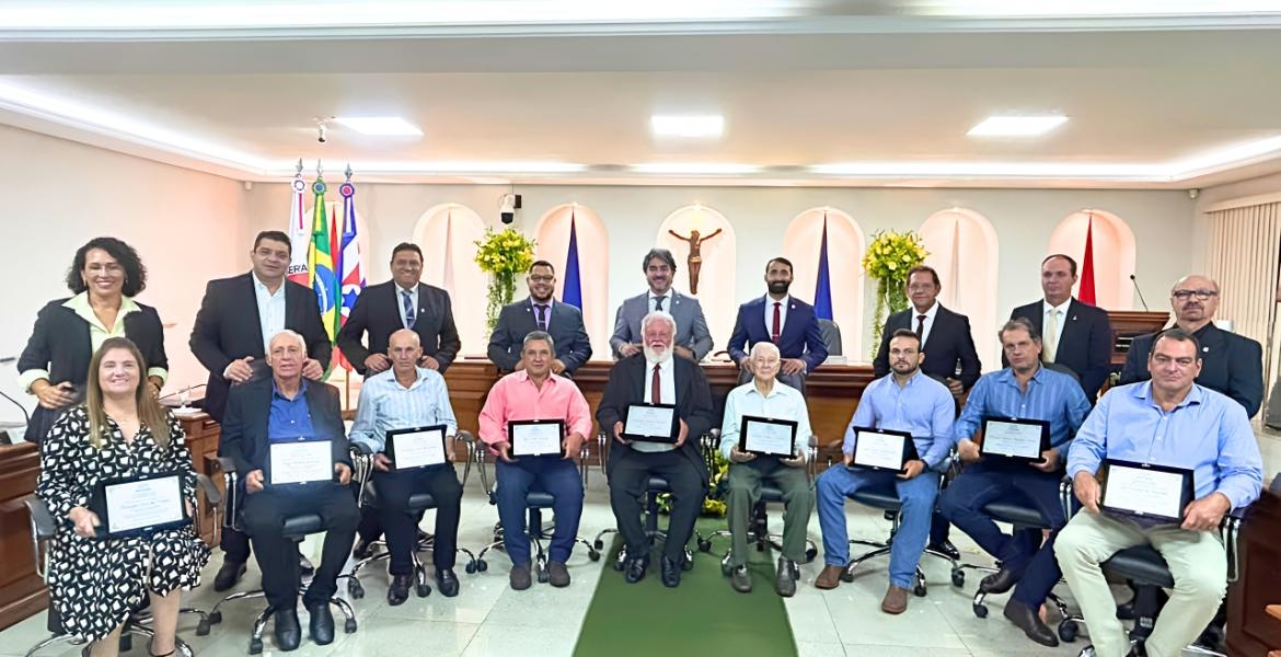 Vereadores e seus homenageados com o Cartão de Prata “Marcenal Davi Bisinotto”