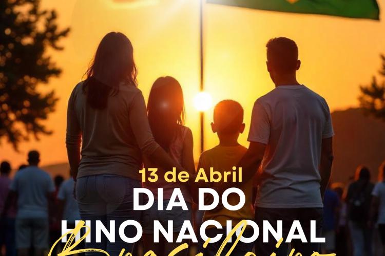 Família de quatro pessoas observa a bandeira do Brasil sob o pôr-do-sol