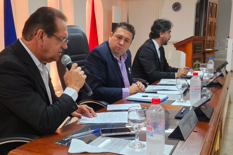 Mesa diretora: vice-presidente Dr. Reginaldo, presidente Dr. Talhys e 1º secretário Kiko Bonfim