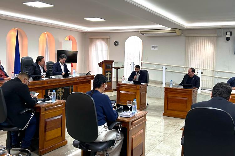 A extraordinária foi convocada para a tramitação de projetos em regime de urgência enviados pelo Executivo