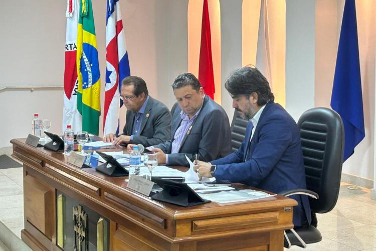 Na foto: vice-presidente Dr. Reginaldo; presidente Dr. Talhys; e 1º secretário Kiko Bonfim