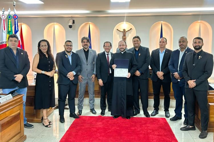 A moção ao Pe. Ricardo foi proposta pelo vereador Dr. Reginaldo