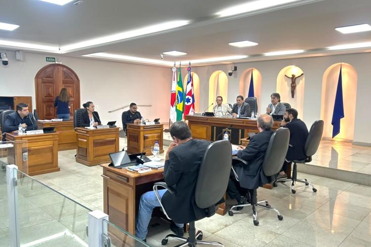 Uma reunião extraordinária acontece fora do calendário regular de sessões da Casa para debater assuntos urgentes e relevantes