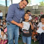 Presidente Dr. Talhys participa de cerimônia de entrega de materiais escolares