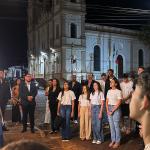Alunos cantam hino nacional na porta da Câmara Municipal