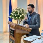 Silas Bonetti discusa em nome dos professores homenageados