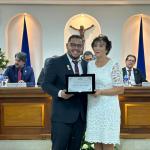 Daniel Campos condecorou a professora Lúcia Inez Suavinha