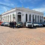 Viaturas se posicionam à frente do Paço Municipal, importante cartão postal de Sacramento