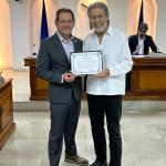 Vereador Dr. Reginaldo e seu homenageado professor Walmor Julio Silva